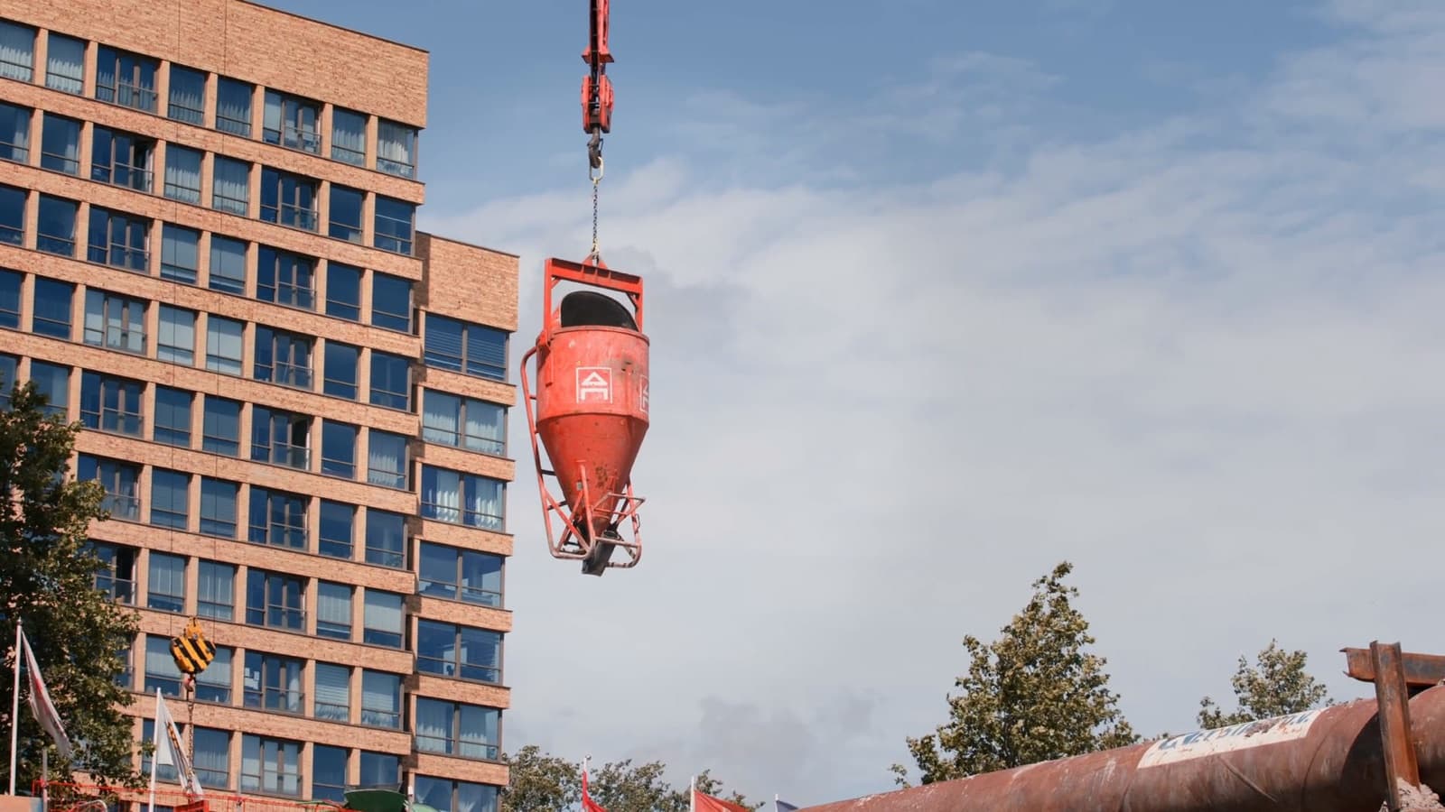 Een betonkubel aan de kraan