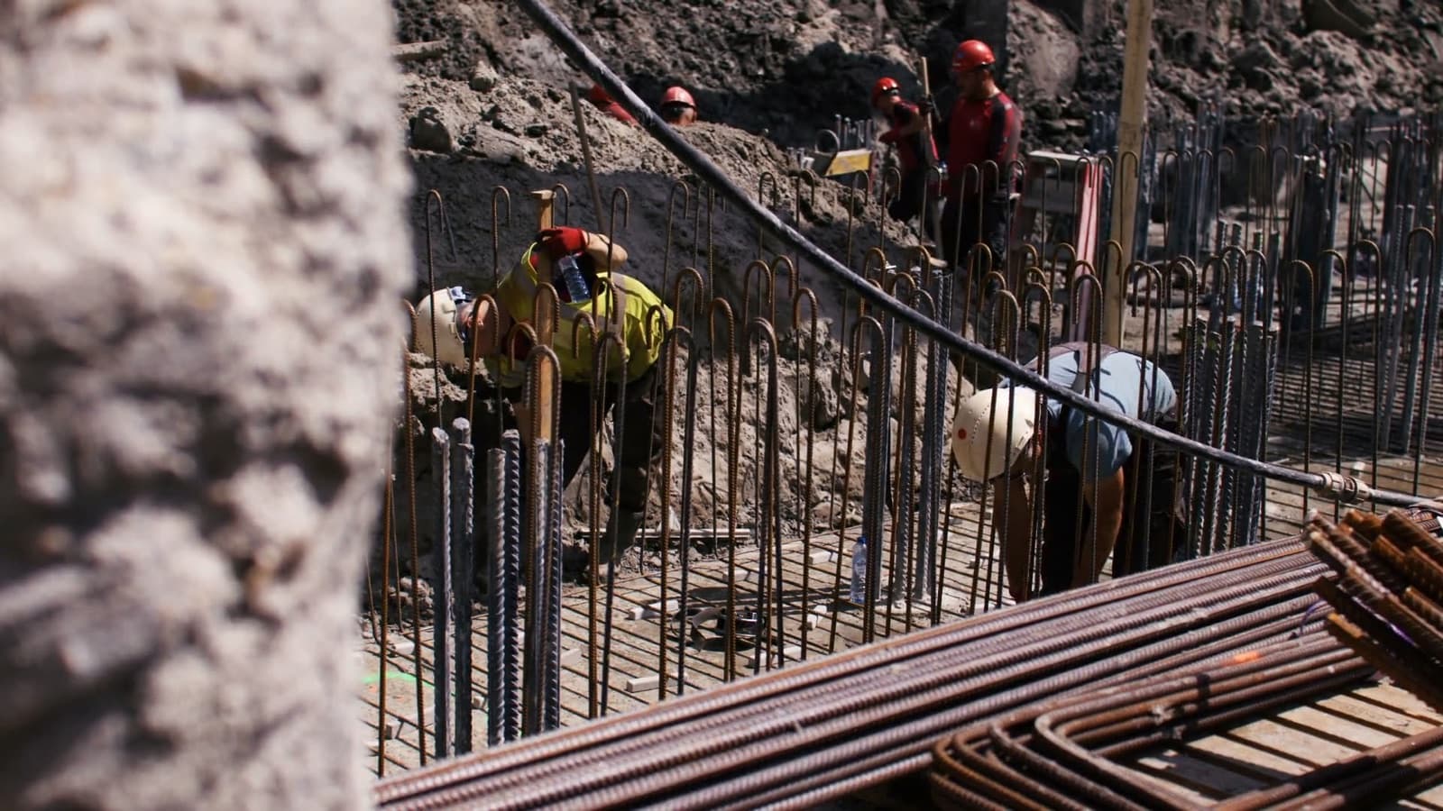 IJzervlechters aan het werk in de bouwput